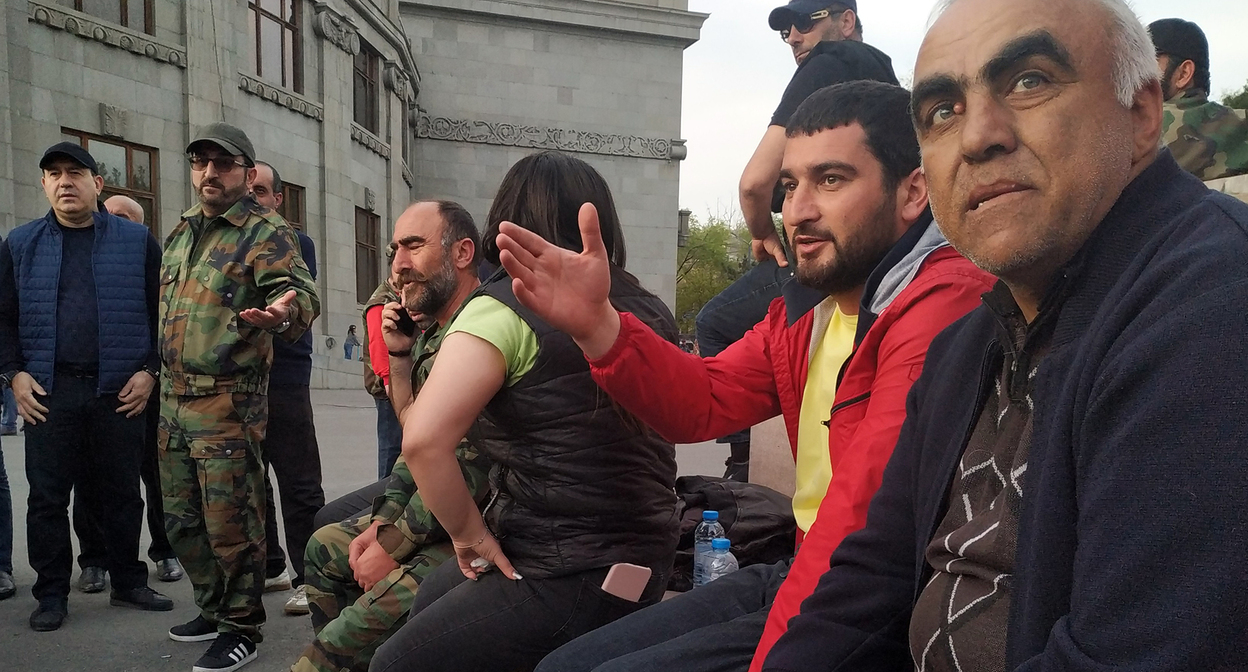 Участники протестной акции в Ереване. Фото Армине Мартиросян для "Кавказского узла". Участники протестной акции в Ереване. Фото Армине Мартиросян для "Кавказского узла".