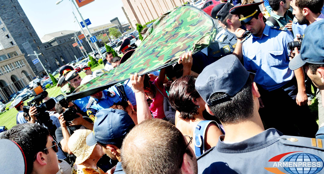 Противники обсуждения статуса Нагорного Карабаха на площади в Ереване. Фото https://armenpress.am/rus/news/727946/policeiyskie-ne-razreshili-aktivistam-ustanovit-palatki.html Противники обсуждения статуса Нагорного Карабаха на площади в Ереване. Фото https://armenpress.am/rus/news/727946/policeiyskie-ne-razreshili-aktivistam-ustanovit-palatki.html