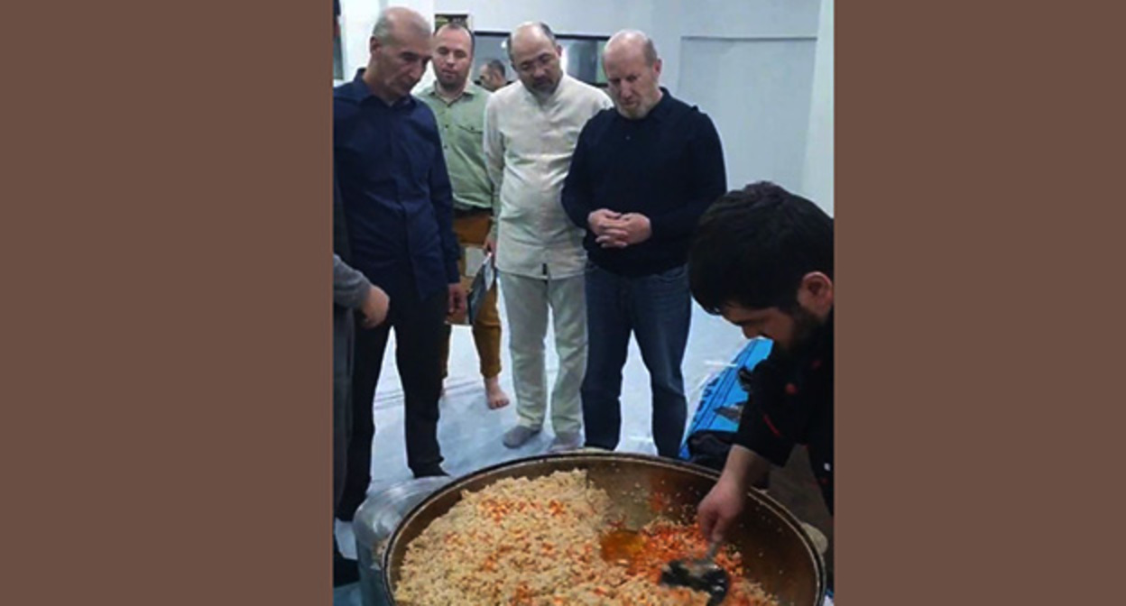 Коллективный ифтар в соборной мечети Нальчика. Фото предоставлено пресс-службой ДУМ Коллективный ифтар в соборной мечети Нальчика. Фото предоставлено пресс-службой ДУМ