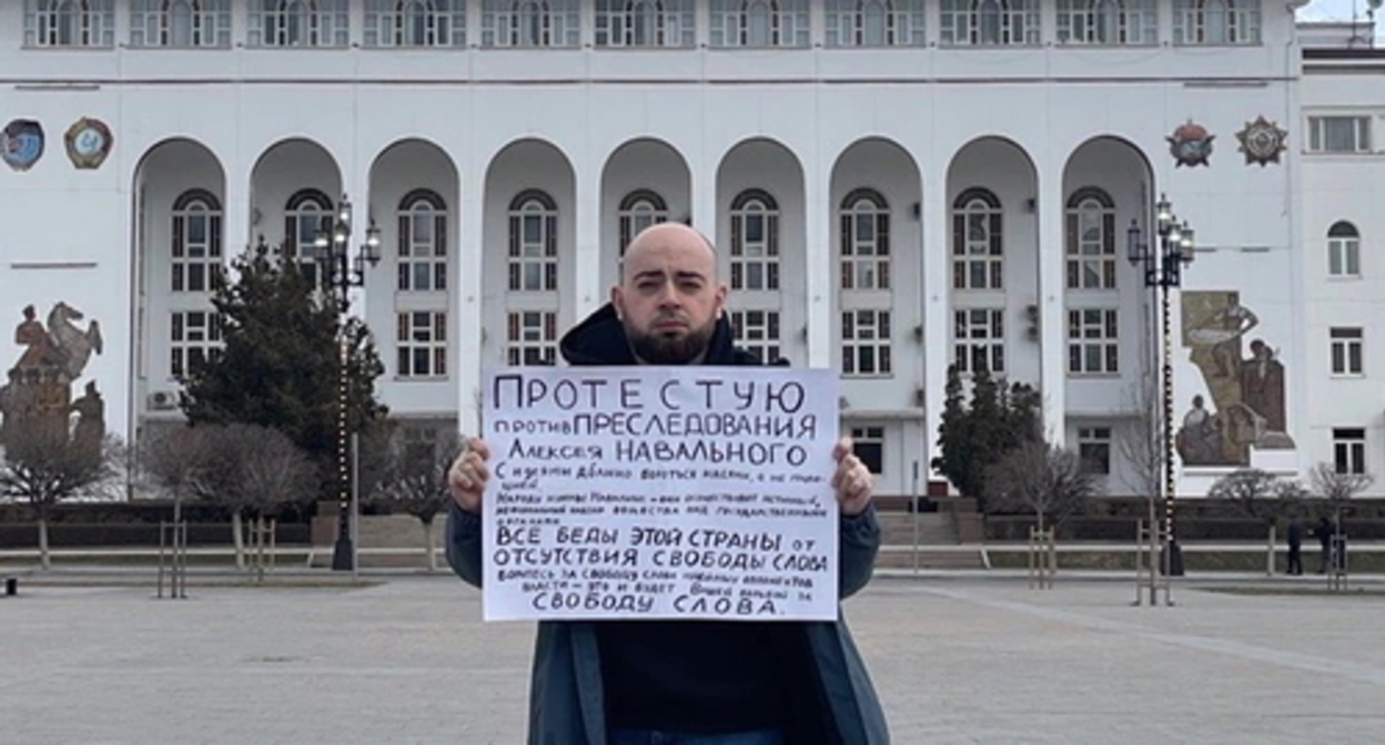 Руслан Магомедов. Фото: https://chernovik.net/content/lenta-novostey/v-mahachkale-zaderzhan-aktivist-ustroivshiy-odinochnyy-piket-v-podderzhku Руслан Магомедов. Фото: https://chernovik.net/content/lenta-novostey/v-mahachkale-zaderzhan-aktivist-ustroivshiy-odinochnyy-piket-v-podderzhku