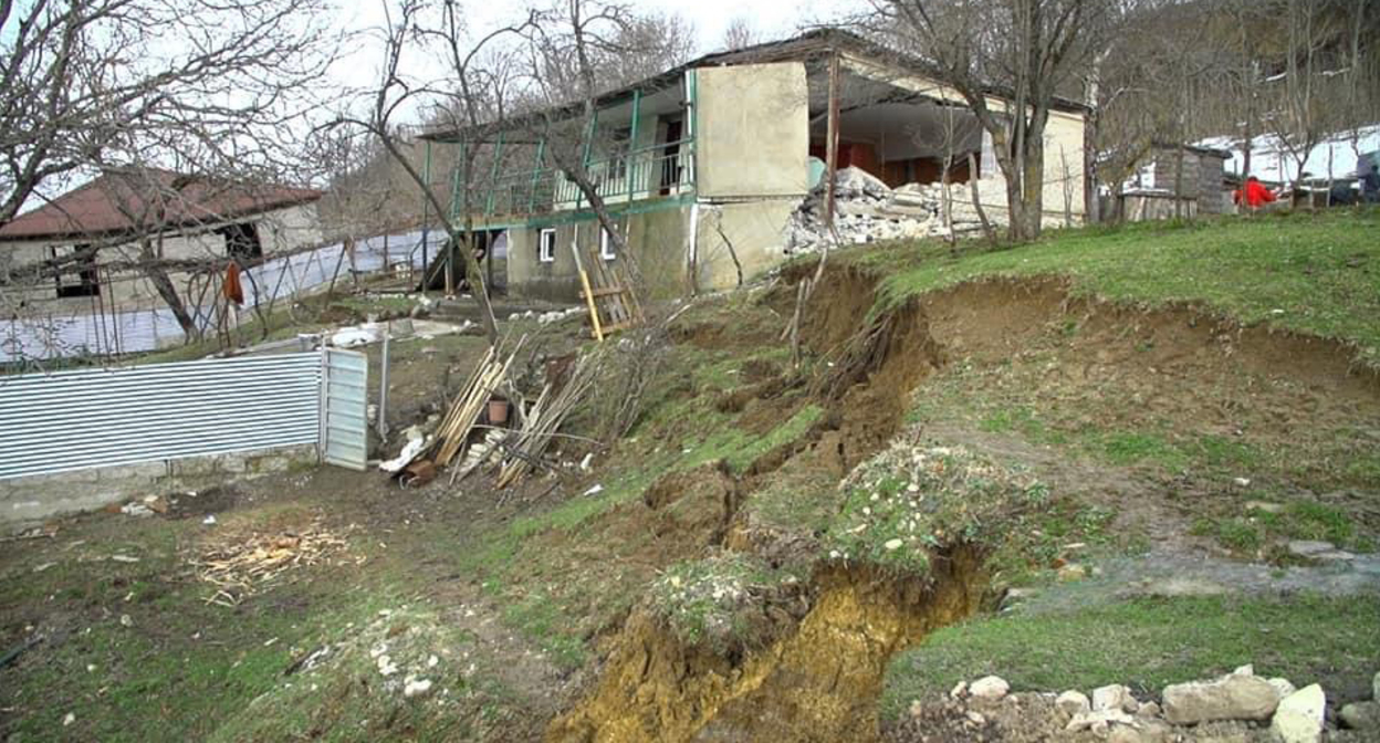 Последствия оползня в селе Итхвиси Чиатурского района Грузии. Фото https://www.newsgeorgia.ge/оползни-в-чиатура-требуется-пересели/ Последствия оползня в селе Итхвиси Чиатурского района Грузии. Фото https://www.newsgeorgia.ge/оползни-в-чиатура-требуется-пересели/