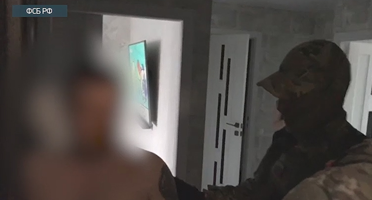 Арест обвиняемого в атаке на псковских десантников в Чечне. Кадр видео ФСБ РФ https://www.youtube.com/watch?v=zMoZXmcIZDg Арест обвиняемого в атаке на псковских десантников в Чечне. Кадр видео ФСБ РФ https://www.youtube.com/watch?v=zMoZXmcIZDg