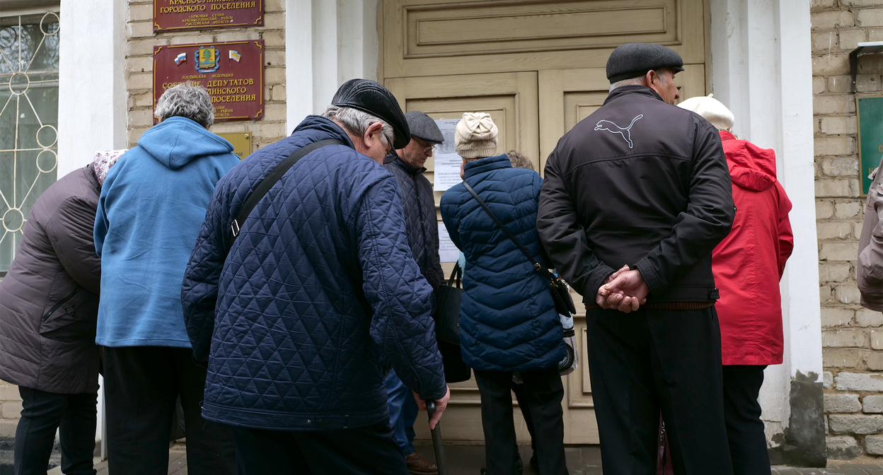 Жители Донбасса оформляют документы в администрации Красного Сулина. Фото корреспондента "Кавказского узла" Жители Донбасса оформляют документы в администрации Красного Сулина. Фото корреспондента "Кавказского узла"
