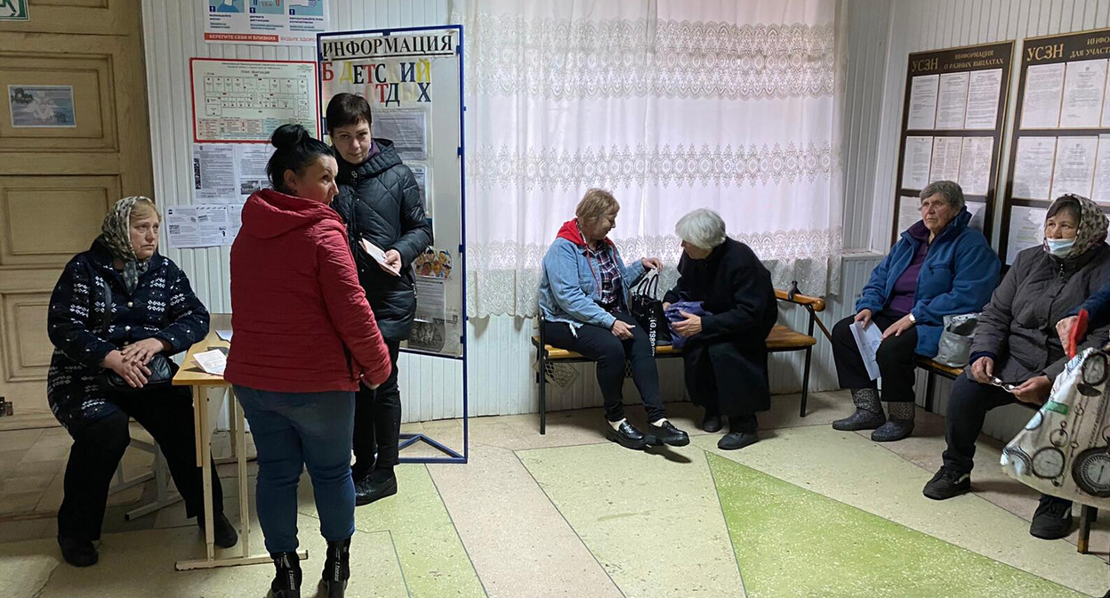 Жители Донбасса оформляют документы в администрации Красного Сулина. Фото корреспондента "Кавказского узла" Жители Донбасса оформляют документы в администрации Красного Сулина. Фото корреспондента "Кавказского узла"