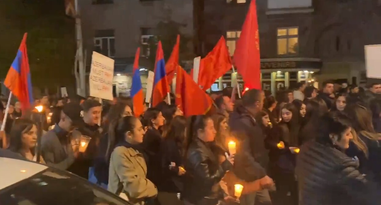 Факельное шествие в Степанакерте 23 апреля 2022 года. Стопкадр из видео https://vk.com/wall-17452458_263379?z=video-17452458_456249844%2Fc326705e8e0973a60e%2Fpl_post_-17452458_263379 Факельное шествие в Степанакерте 23 апреля 2022 года. Стопкадр из видео https://vk.com/wall-17452458_263379?z=video-17452458_456249844%2Fc326705e8e0973a60e%2Fpl_post_-17452458_263379
