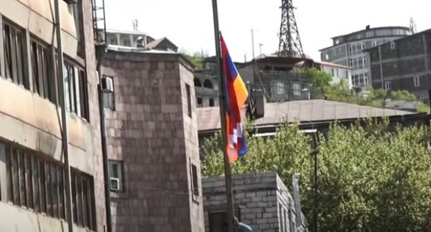Флаг Нагорного Карабаха поднят на территории Ереванского медуниверситета. Скриншот видео https://www.youtube.com/watch?v=mQbaDpkiOR4 Флаг Нагорного Карабаха поднят на территории Ереванского медуниверситета. Скриншот видео https://www.youtube.com/watch?v=mQbaDpkiOR4