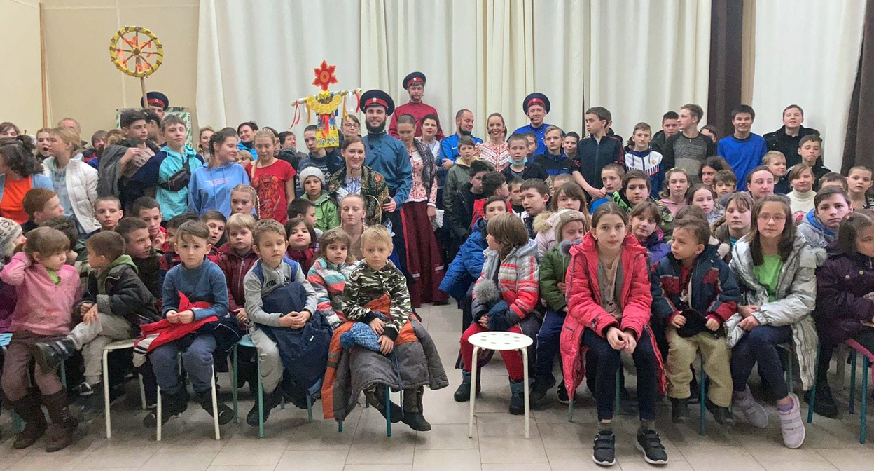 Дети из Донбасса на благотворительном спектакле для беженцев. Фото пресс-службы правительства Ростовской области Дети из Донбасса на благотворительном спектакле для беженцев. Фото пресс-службы правительства Ростовской области