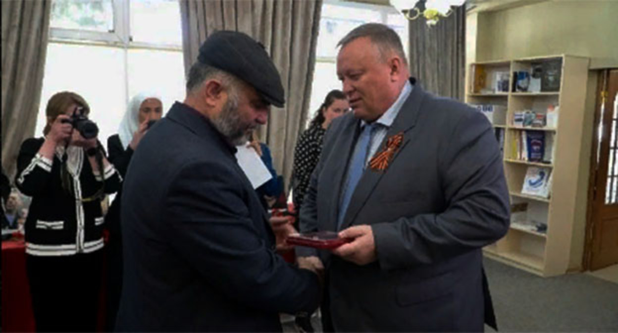 Власти Каспийска вручили награды родным погибших в спецоперации. Скриншот https://t.me/admkasp/557?single Власти Каспийска вручили награды родным погибших в спецоперации. Скриншот https://t.me/admkasp/557?single