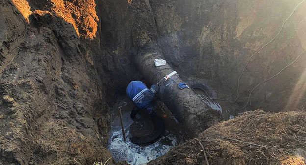Устранение аварии на водопроводе. Фото: http://izberbash-info.ru/media/cache/a5/73/3d/08/a7/ca/a5733d08a7caf93f3f7dc240b1d43a22.jpg Устранение аварии на водопроводе. Фото: http://izberbash-info.ru/media/cache/a5/73/3d/08/a7/ca/a5733d08a7caf93f3f7dc240b1d43a22.jpg