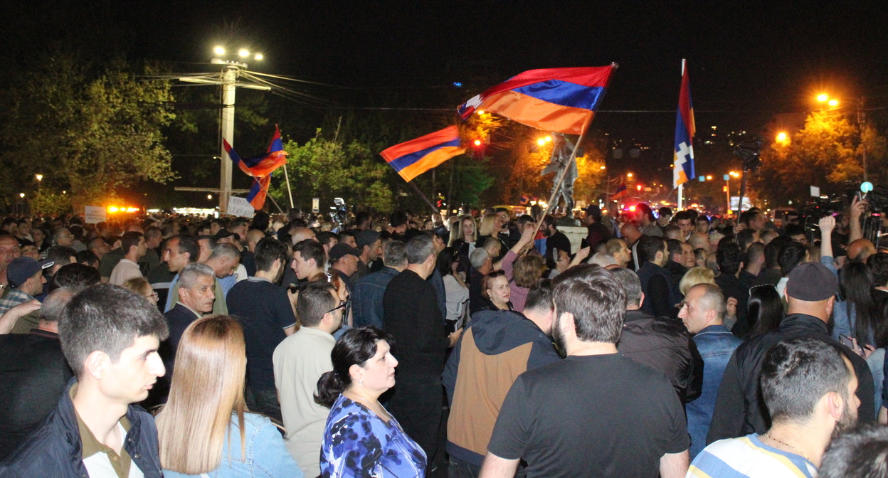 Участники акции протеста в Ереване, 25 апреля 2022 года. Фото Тиграна Петросяна Участники акции протеста в Ереване, 25 апреля 2022 года. Фото Тиграна Петросяна