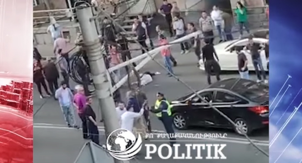 ДТП с участием машины из Кортежа Пашиняна. Кадр видео Politik.am https://www.youtube.com/watch?v=r4e8BHweYs8
ДТП с участием машины из Кортежа Пашиняна. Кадр видео Politik.am https://www.youtube.com/watch?v=r4e8BHweYs8