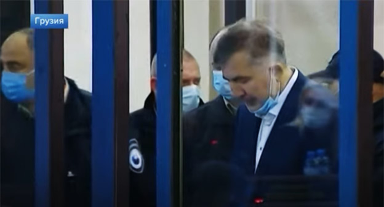 Михаил Саакашвили (справа) в зале суда. Скриншот видео "Новости на Первом канале" https://www.youtube.com/watch?v=jtb5QF28d6Q Михаил Саакашвили (справа) в зале суда. Скриншот видео "Новости на Первом канале" https://www.youtube.com/watch?v=jtb5QF28d6Q