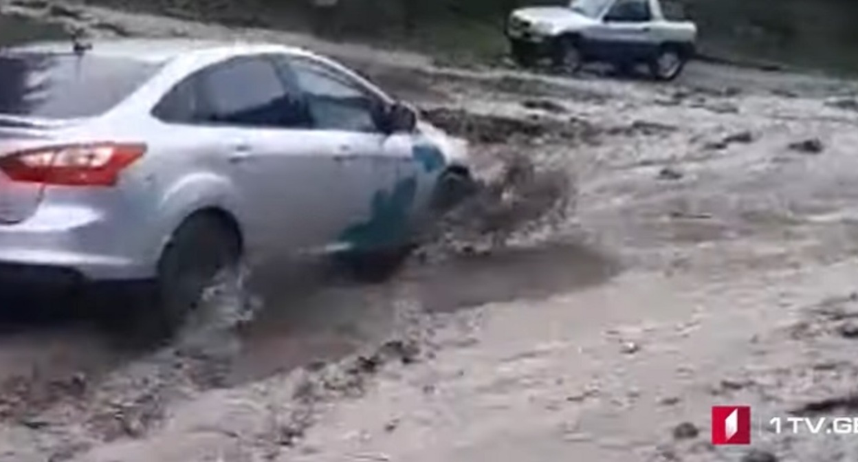 Подтопленная трасса в Пасанаури. Стоп-кадр из видео на сайте https://1tv.ge/lang/ru/news/obilnye-osadki-sozdali-problemy-v-pasanauri-video/ Подтопленная трасса в Пасанаури. Стоп-кадр из видео на сайте https://1tv.ge/lang/ru/news/obilnye-osadki-sozdali-problemy-v-pasanauri-video/