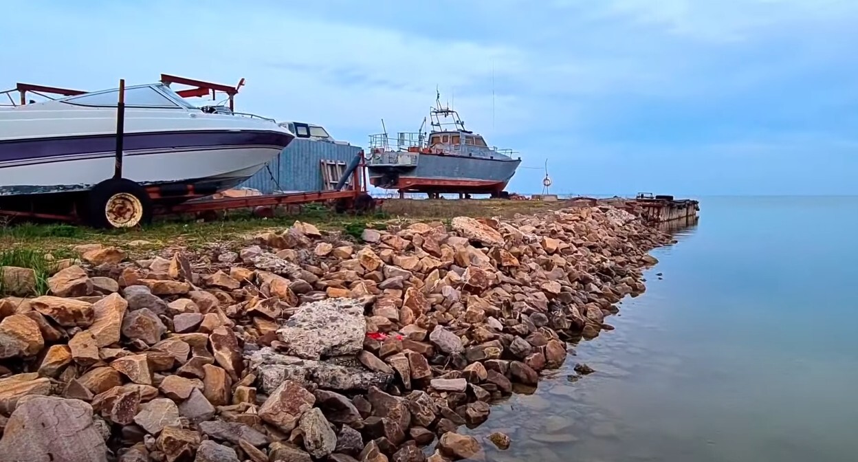 Маломерные суда на берегу Азовского моря в Ейске. Стопкадр из видео https://www.youtube.com/watch?v=AwwXfomgB_c Маломерные суда на берегу Азовского моря в Ейске. Стопкадр из видео https://www.youtube.com/watch?v=AwwXfomgB_c