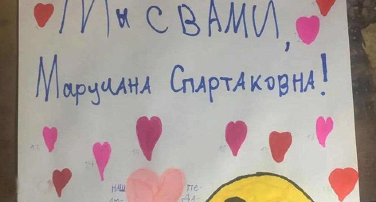 Школьники развесили в коридорах гимназии плакаты. Фото предоставлено журналисту "Юга.ру" родителями учеников Школьники развесили в коридорах гимназии плакаты. Фото предоставлено журналисту "Юга.ру" родителями учеников