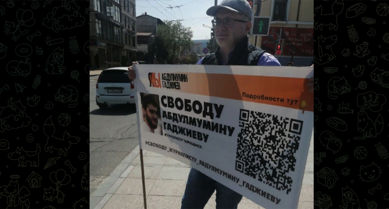 Одиночный пикет с требованием осободить Гаджиева. Скриншот https://t.me/chernovik/29971 Одиночный пикет с требованием осободить Гаджиева. Скриншот https://t.me/chernovik/29971