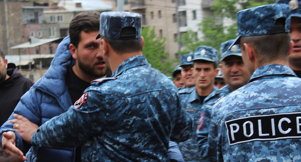 Сотрудники полиции задерживают активиста. Ереван, 3 мая 2022 г. Фото Тиграна Петросяна для "Кавказского узла" Сотрудники полиции задерживают активиста. Ереван, 3 мая 2022 г. Фото Тиграна Петросяна для "Кавказского узла"