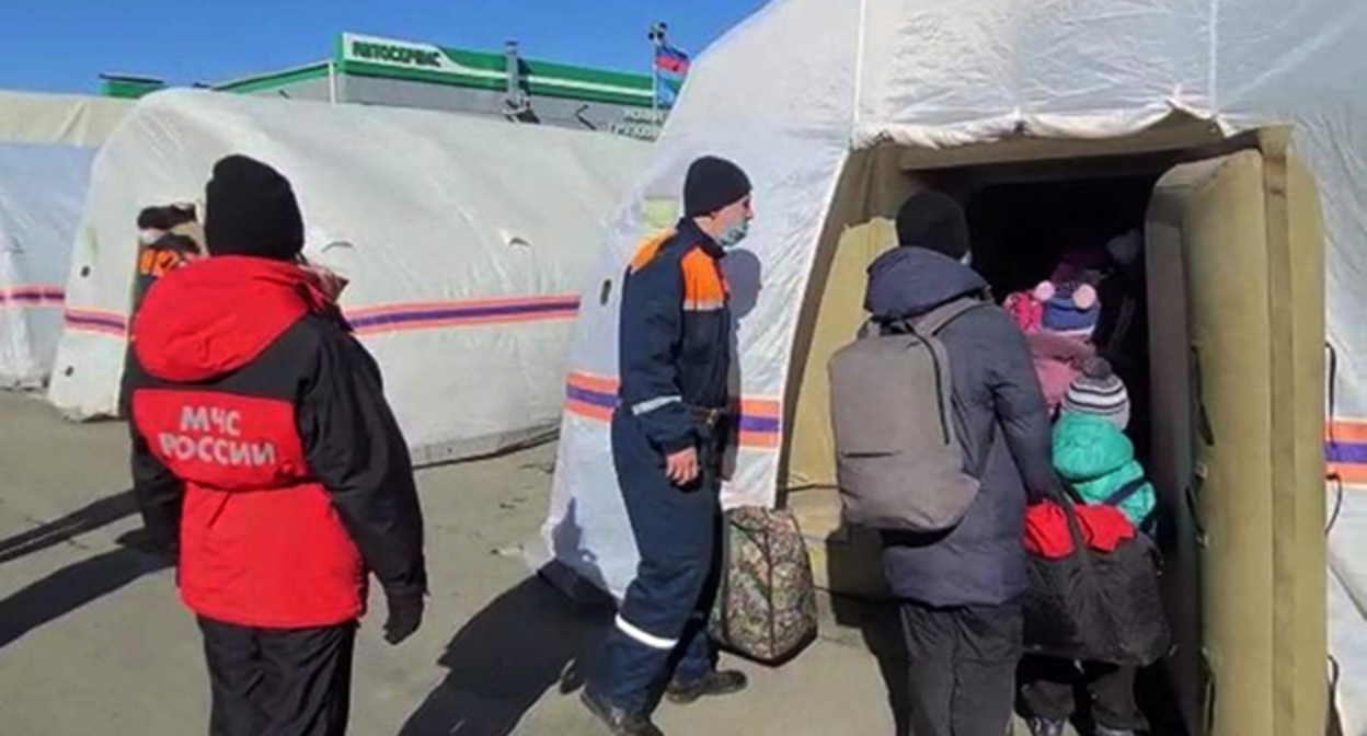 Палаточный городок беженцев в Ростовской области. Фото: пресс-служба МЧС РФ Палаточный городок беженцев в Ростовской области. Фото: пресс-служба МЧС РФ