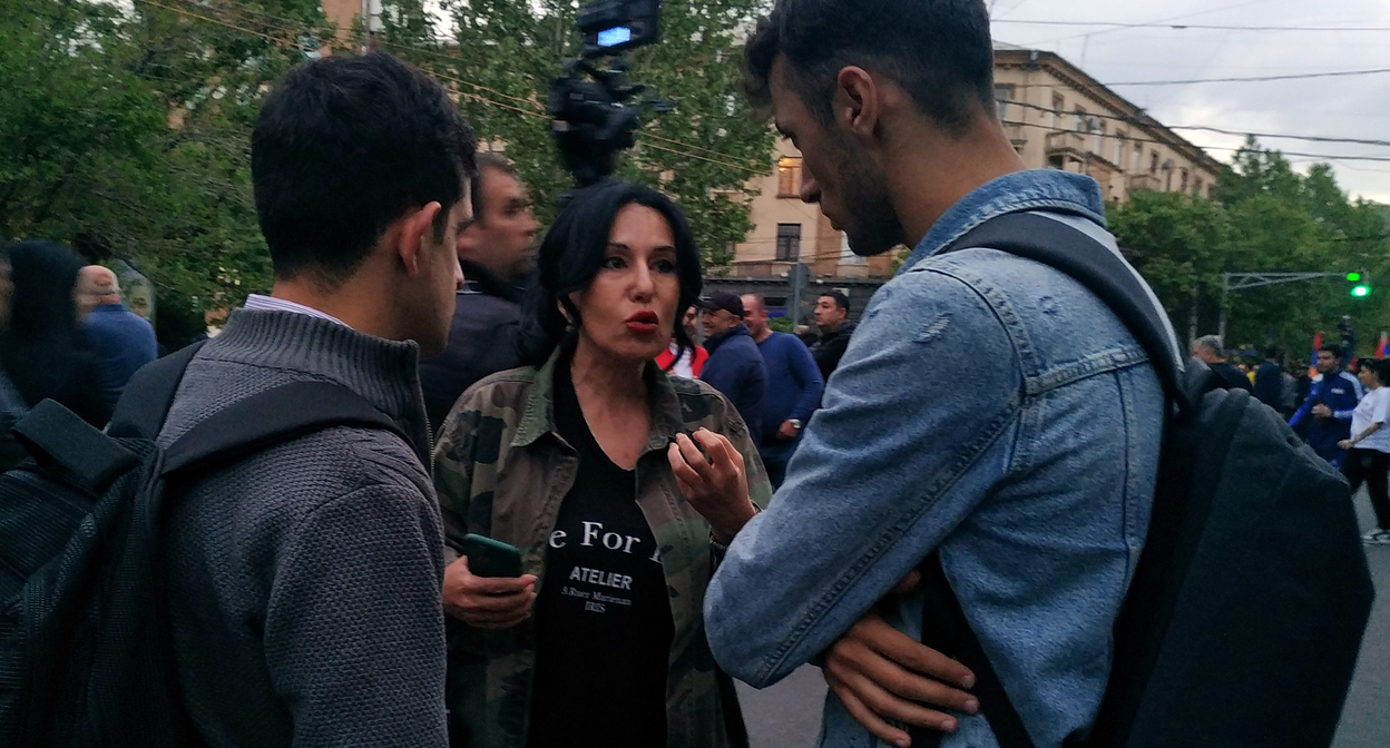 Участники во время протестной акции в Ереване. Фото Армине Мартиросян для "Кавказского узла" Участники во время протестной акции в Ереване. Фото Армине Мартиросян для "Кавказского узла"