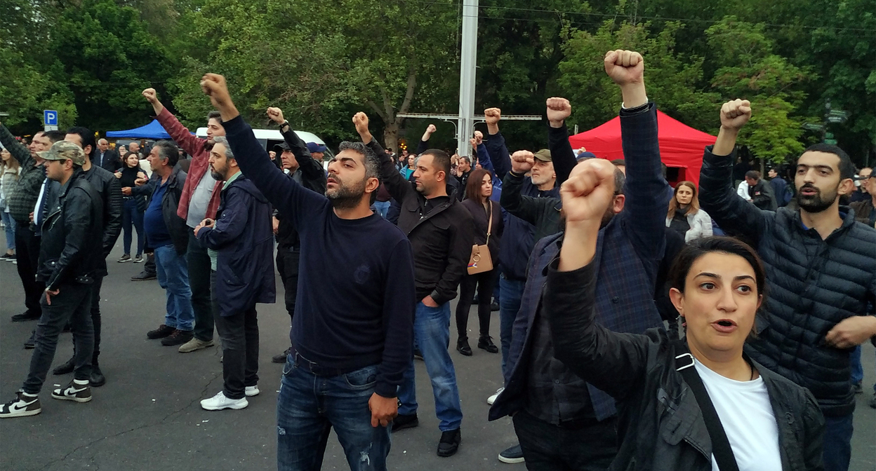 Участники во время протестной акции в Ереване. Фото Армине Мартиросян для "Кавказского узла" Участники во время протестной акции в Ереване. Фото Армине Мартиросян для "Кавказского узла"