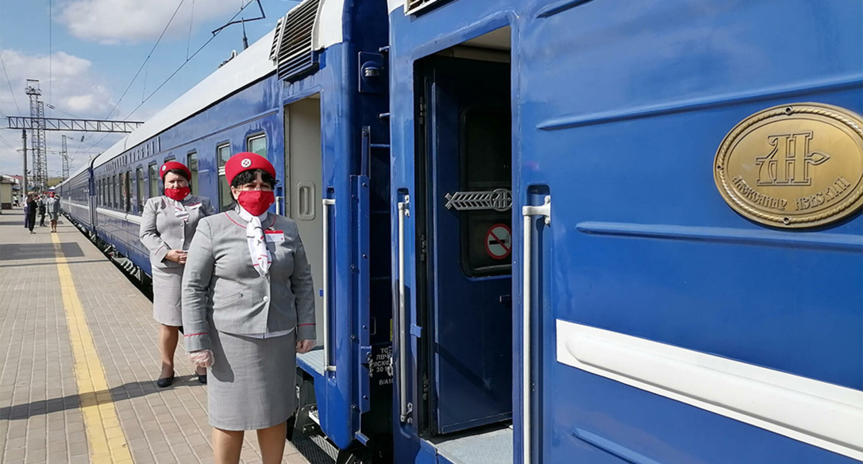 Сотрудники туристического поезда "Жемчужина Кавказа". Фото http://www.pitert.ru/news/caucasus-cruise-by-train Сотрудники туристического поезда "Жемчужина Кавказа". Фото http://www.pitert.ru/news/caucasus-cruise-by-train