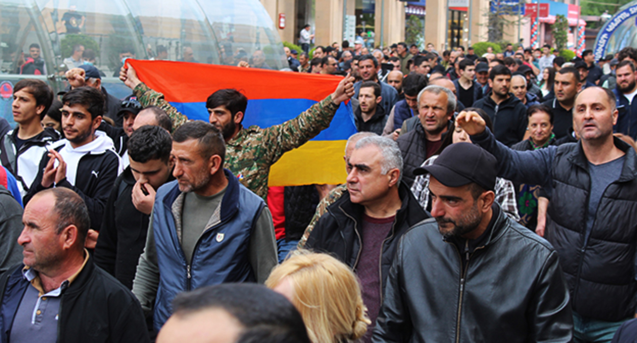 Участники акции. Ереван, 3 мая 2022 года. Фото Тиграна Петросяна для "Кавказского узла" Участники акции. Ереван, 3 мая 2022 года. Фото Тиграна Петросяна для "Кавказского узла"