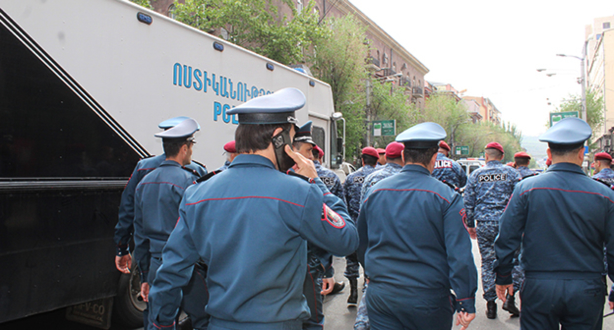 Сотрудники полиции на улицах Еревана. 3 мая 2022 года. Фото Тиграна Петросяна для "Кавказского узла" Сотрудники полиции на улицах Еревана. 3 мая 2022 года. Фото Тиграна Петросяна для "Кавказского узла"