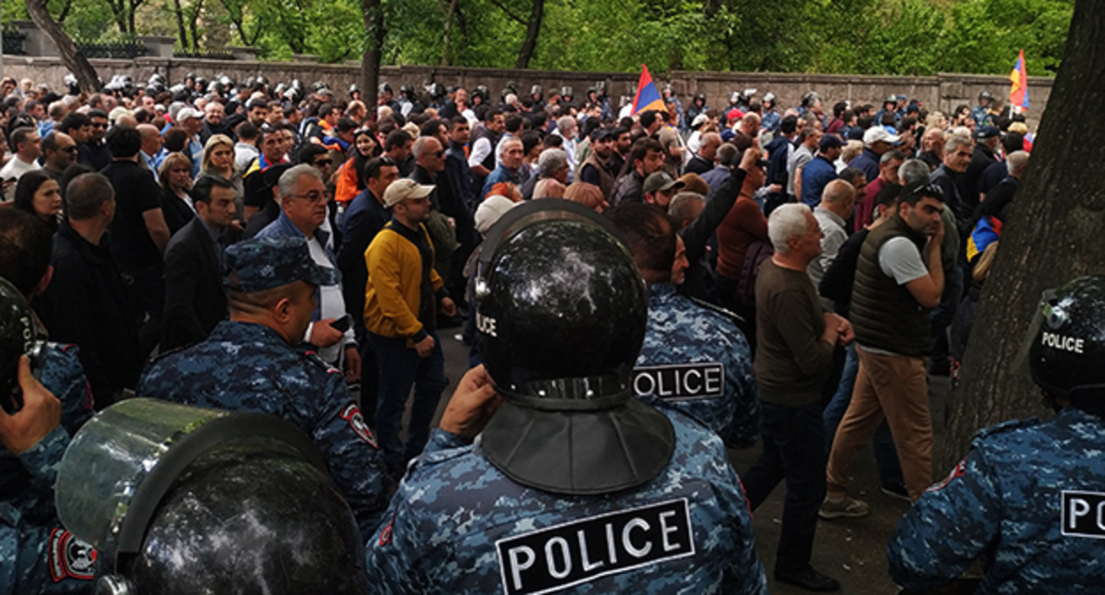 Сотрудники полиции наблюдают за участниками акции. Ереван, 3 мая 2022 г. Фото Армине Мартиросян для "Кавказского узла" Сотрудники полиции наблюдают за участниками акции. Ереван, 3 мая 2022 г. Фото Армине Мартиросян для "Кавказского узла"