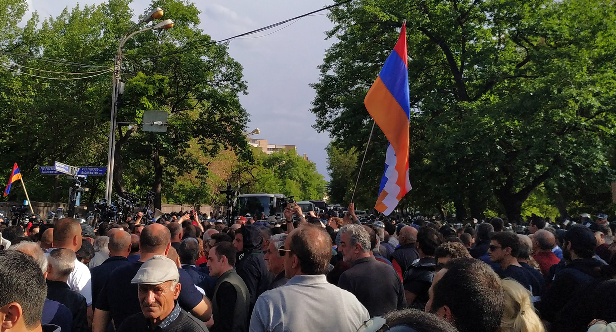Флаг Нагорного Карабаха на акции оппозиции в Ереване. Фото Армине Мартиросян для «Кавказского узла» Флаг Нагорного Карабаха на акции оппозиции в Ереване. Фото Армине Мартиросян для «Кавказского узла»
