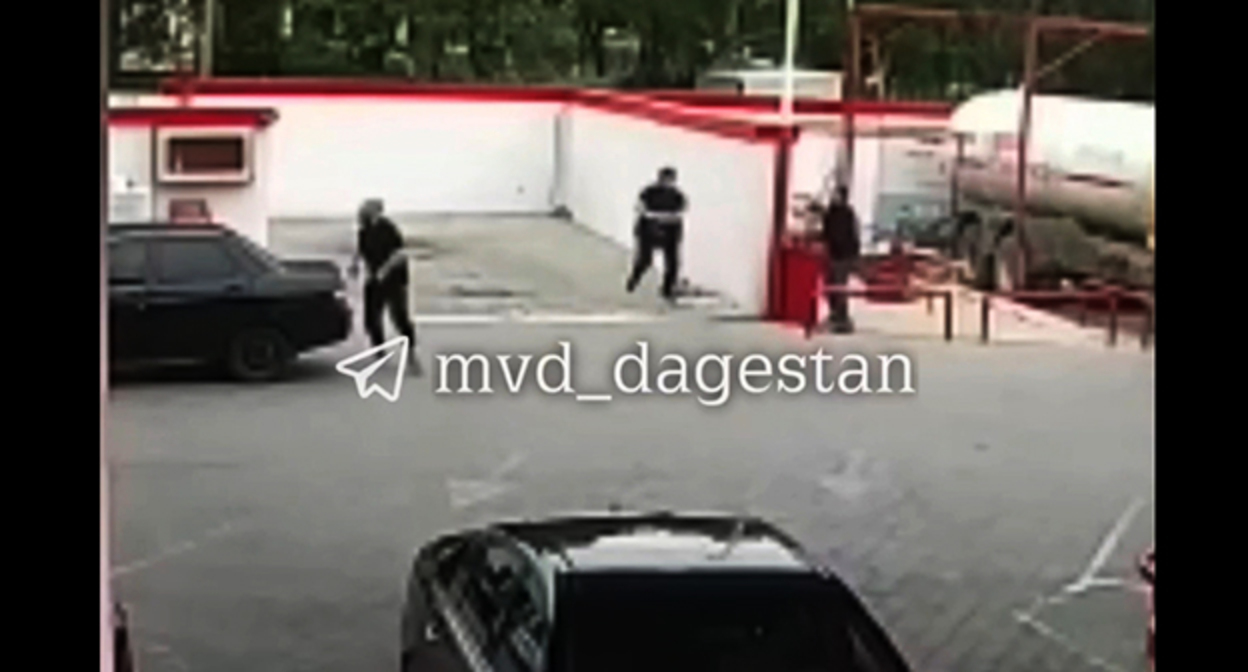 Стрельба на заправке. Скриншот видео https://t.me/mvd_dagestan/858 Стрельба на заправке. Скриншот видео https://t.me/mvd_dagestan/858