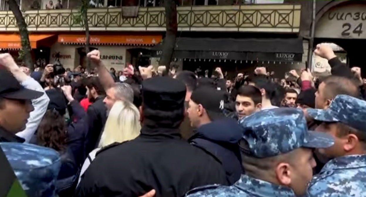 Акция армянской оппозиции в Ереване. Скриншот с видео "Кавказского узла" https://www.youtube.com/watch?v=hdoW5pLx9UQ Акция армянской оппозиции в Ереване. Скриншот с видео "Кавказского узла" https://www.youtube.com/watch?v=hdoW5pLx9UQ