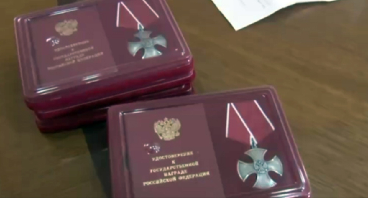 Ордена Мужества. Кадр видео со страницы главы Буйнакского района Камиля Изиева в Telegram от 06.05.22,https://t.me/kamil_iziev/75. Ордена Мужества. Кадр видео со страницы главы Буйнакского района Камиля Изиева в Telegram от 06.05.22,https://t.me/kamil_iziev/75.