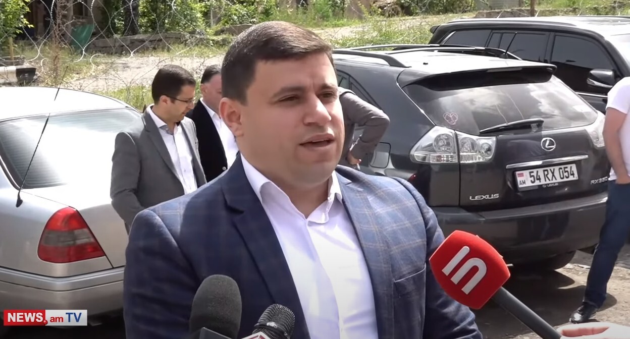 Борис Бахшиян дает интервью после освобождения из-под стражи, 7 мая 2022 года. Стопкадр из видео https://www.youtube.com/watch?v=WPzFmfGs9qU Борис Бахшиян дает интервью после освобождения из-под стражи, 7 мая 2022 года. Стопкадр из видео https://www.youtube.com/watch?v=WPzFmfGs9qU