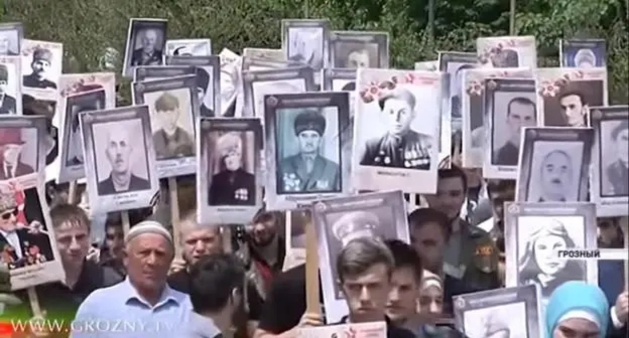 Участники шествия "Бессмертный полк" в Грозном 9 мая 2019 года. Кадр видео телеканала "Грозный" https://www.youtube.com/watch?v=3pjVOi_3Bjo Участники шествия "Бессмертный полк" в Грозном 9 мая 2019 года. Кадр видео телеканала "Грозный" https://www.youtube.com/watch?v=3pjVOi_3Bjo