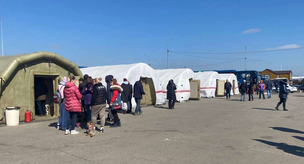 Беженцы с Донбасса в Ростовской области. Фото: пресс-служба Главного управления МЧС России по Ростовской области. https://t.me/mchs_rostov/809 Беженцы с Донбасса в Ростовской области. Фото: пресс-служба Главного управления МЧС России по Ростовской области. https://t.me/mchs_rostov/809