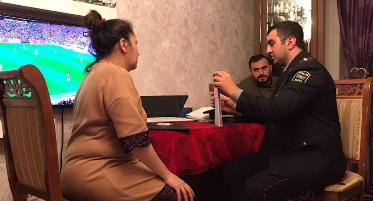 Журналистка Айтен Мамедова и сотрудники полиции. Фото https://vesti.az/kriminal/v-baku-na-zurnalistku-napali-s-nozom-v-lifte-foto-obnovleno-462794 Журналистка Айтен Мамедова и сотрудники полиции. Фото https://vesti.az/kriminal/v-baku-na-zurnalistku-napali-s-nozom-v-lifte-foto-obnovleno-462794