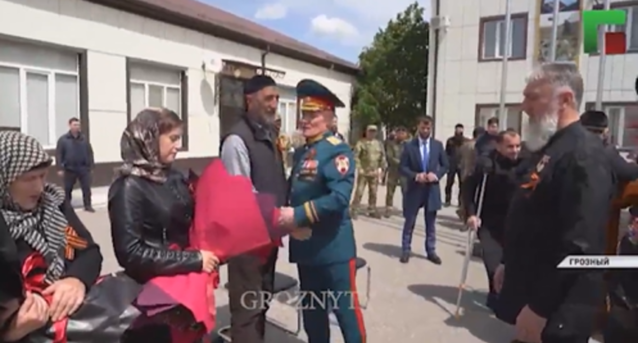 Награждение в Чечне родных погибших, стоп-кадр видео, опубликованного 10.05.22 в Instagram ЧГТРК "Грозный", https://www.instagram.com/p/CdXlqVlDnHJ/ Награждение в Чечне родных погибших, стоп-кадр видео, опубликованного 10.05.22 в Instagram ЧГТРК "Грозный", https://www.instagram.com/p/CdXlqVlDnHJ/