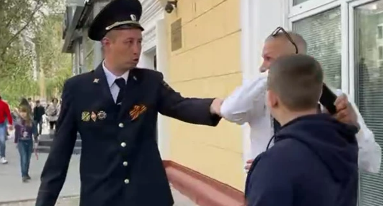 Конфликт сотрудника полиции в Волгограде с прохожим. Стоп-кадр с видео Сергея Островского, опубликованного на его странице в соцсети "ВКонтакте" 09.05.22, https://vk.com/serg_ostrovsky?z=video80568500_456240517%2Feecf05a7e88e55dd44%2Fpl_wall_80568500 Конфликт сотрудника полиции в Волгограде с прохожим. Стоп-кадр с видео Сергея Островского, опубликованного на его странице в соцсети "ВКонтакте" 09.05.22, https://vk.com/serg_ostrovsky?z=video80568500_456240517%2Feecf05a7e88e55dd44%2Fpl_wall_80568500