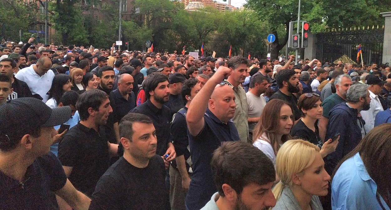 Участники акции протеста с требованием отставки Пашиняна в Ереване. Фото Армине Мартиросян для «Кавказского узла» Участники акции протеста с требованием отставки Пашиняна в Ереване. Фото Армине Мартиросян для «Кавказского узла»