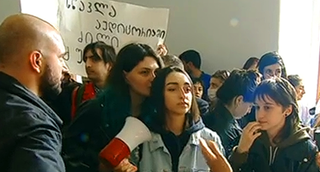 Студенты на акции протеста в Тбилиси. Кадр видео https://rustavi2.ge/ka/news/228977 Студенты на акции протеста в Тбилиси. Кадр видео https://rustavi2.ge/ka/news/228977