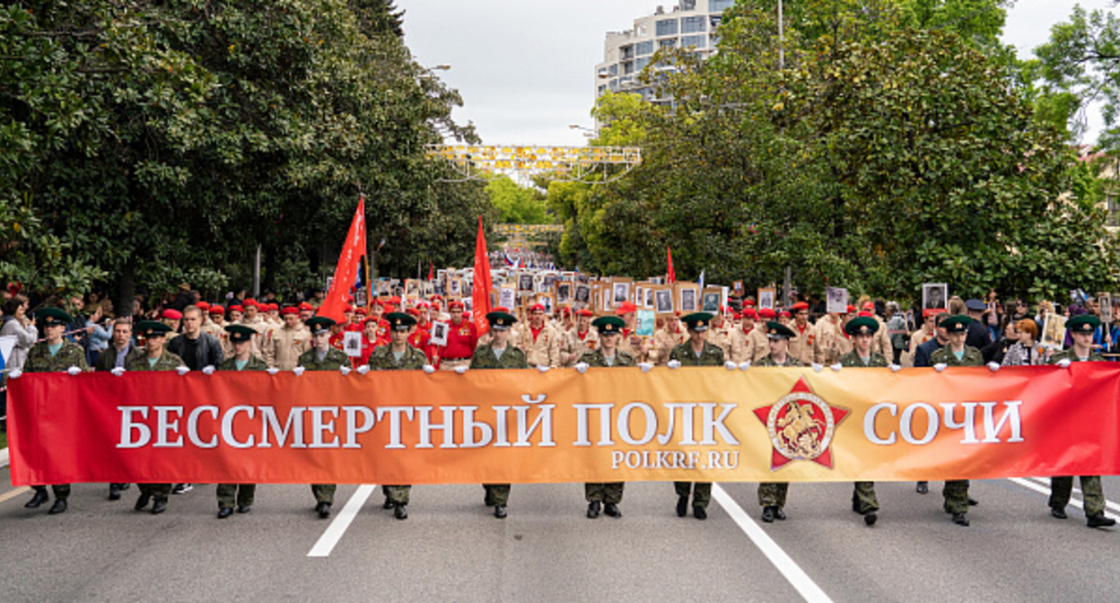 Шествие «Бессмертного полка» в Сочи, 9 мая 2022 года. Фото: Светлана Кравченко для "Кавказского узла" Шествие «Бессмертного полка» в Сочи, 9 мая 2022 года. Фото: Светлана Кравченко для "Кавказского узла"