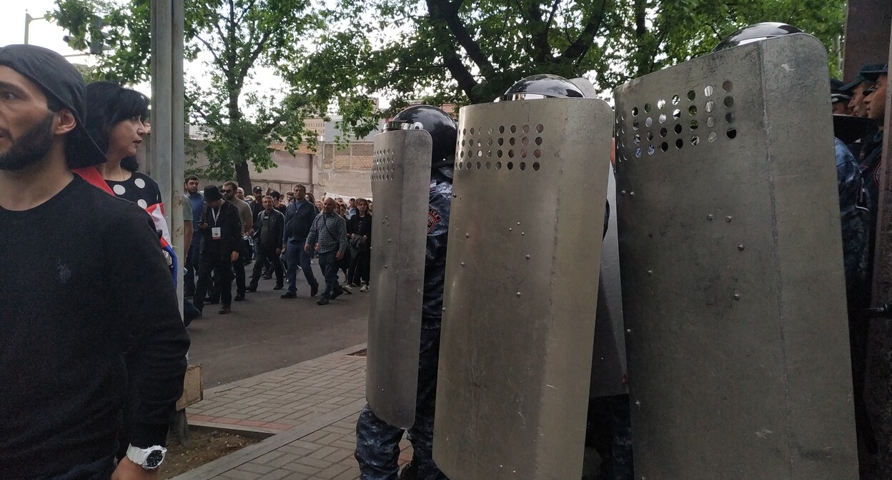 Сотрудники полиции. Ереван, май 2022 года. Фото Армине Мартиросян для "Кавказского узла" Сотрудники полиции. Ереван, май 2022 года. Фото Армине Мартиросян для "Кавказского узла"