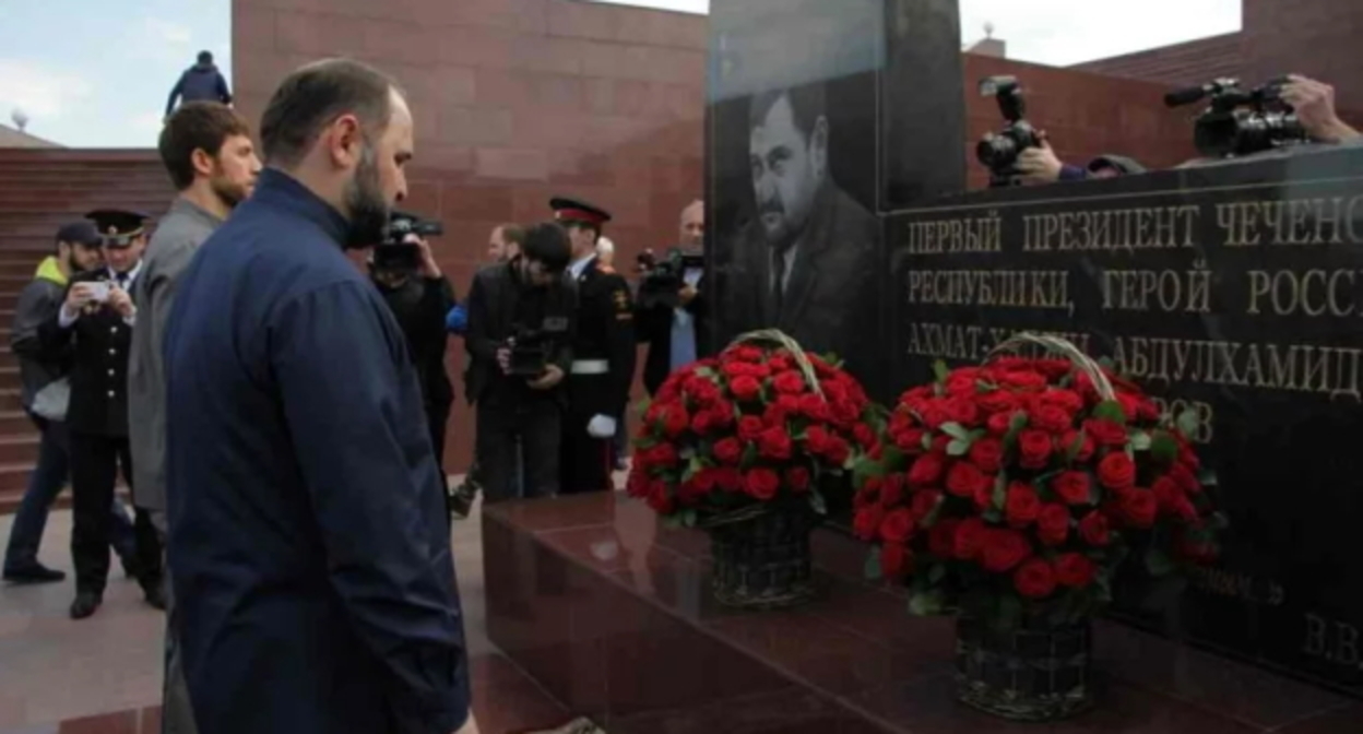 Возложение цветов к памятнику Ахмату Кадырову, 2021 год, стоп-кадр видео https://www.youtube.com/watch?time_continue=6&v=YtVL7keYltw&feature=emb_logo Возложение цветов к памятнику Ахмату Кадырову, 2021 год, стоп-кадр видео https://www.youtube.com/watch?time_continue=6&v=YtVL7keYltw&feature=emb_logo