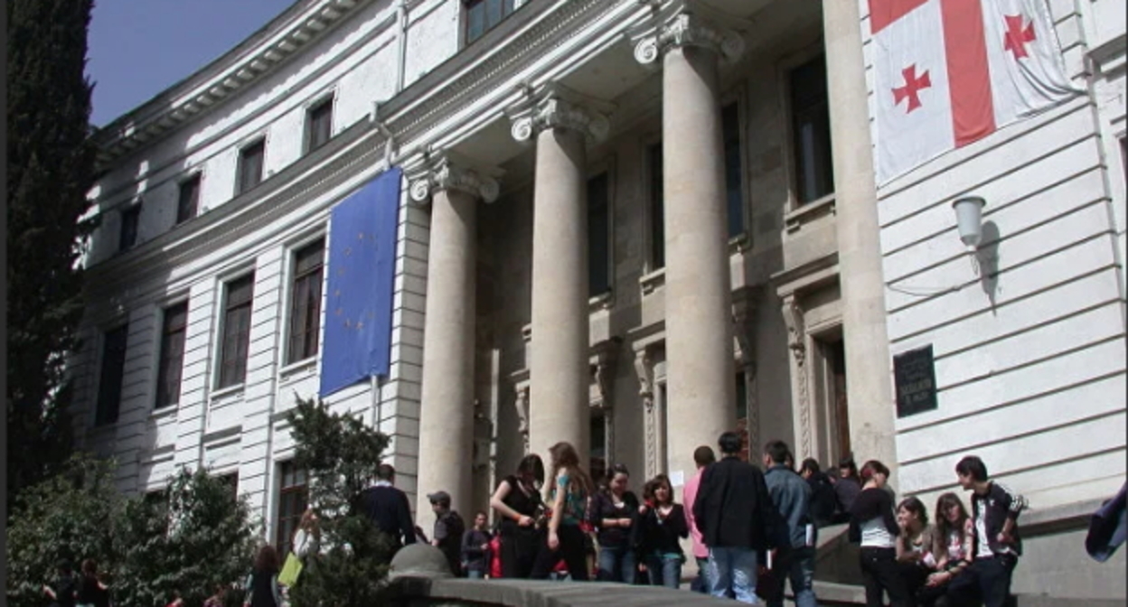 Студенты Тбилисского госуниверситета, фото: https://ge.vesti.news/studenty-ustroili-protestnoe-shestvie-tbilisi-16041616220079.htm Студенты Тбилисского госуниверситета, фото: https://ge.vesti.news/studenty-ustroili-protestnoe-shestvie-tbilisi-16041616220079.htm