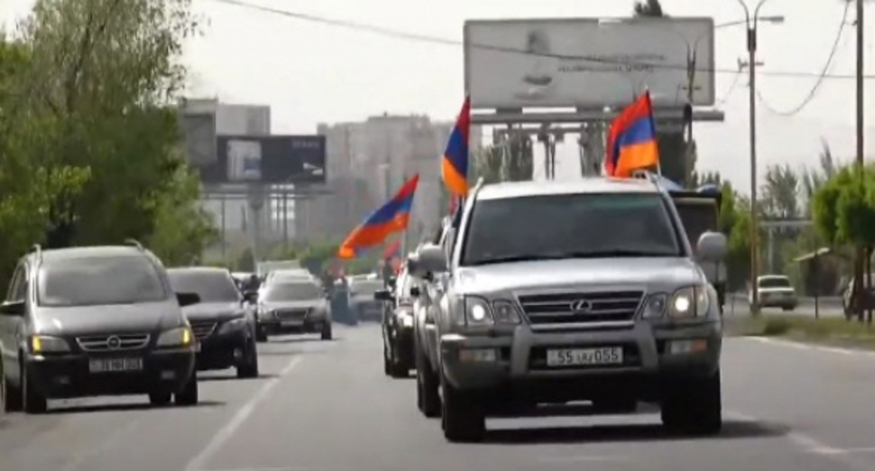 Автопробег с требованием отставки Никола Пашиняна. Кадр видео PARA TV https://www.youtube.com/watch?v=Z8dGj75lJkU&feature=emb_imp_woyt Автопробег с требованием отставки Никола Пашиняна. Кадр видео PARA TV https://www.youtube.com/watch?v=Z8dGj75lJkU&feature=emb_imp_woyt