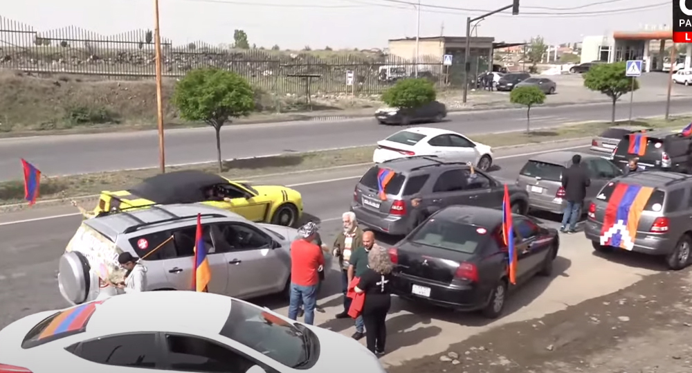 Автопробег с требованием отставки Никола Пашиняна. Кадр видео PARA TV https://www.youtube.com/watch?v=Z8dGj75lJkU&feature=emb_imp_woyt Автопробег с требованием отставки Никола Пашиняна. Кадр видео PARA TV https://www.youtube.com/watch?v=Z8dGj75lJkU&feature=emb_imp_woyt