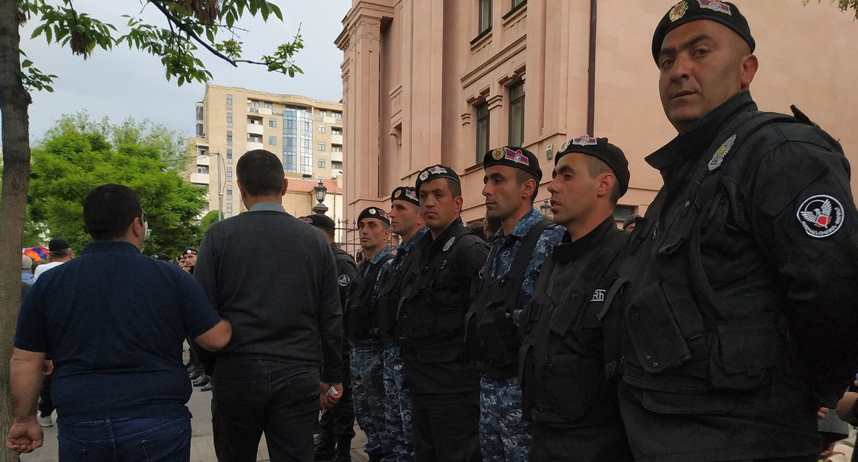 Сотрудники полиции во время акции протеста. Ереван, май 2022 года. Фото Армине Мартиросян для "Кавказского узла" Сотрудники полиции во время акции протеста. Ереван, май 2022 года. Фото Армине Мартиросян для "Кавказского узла"