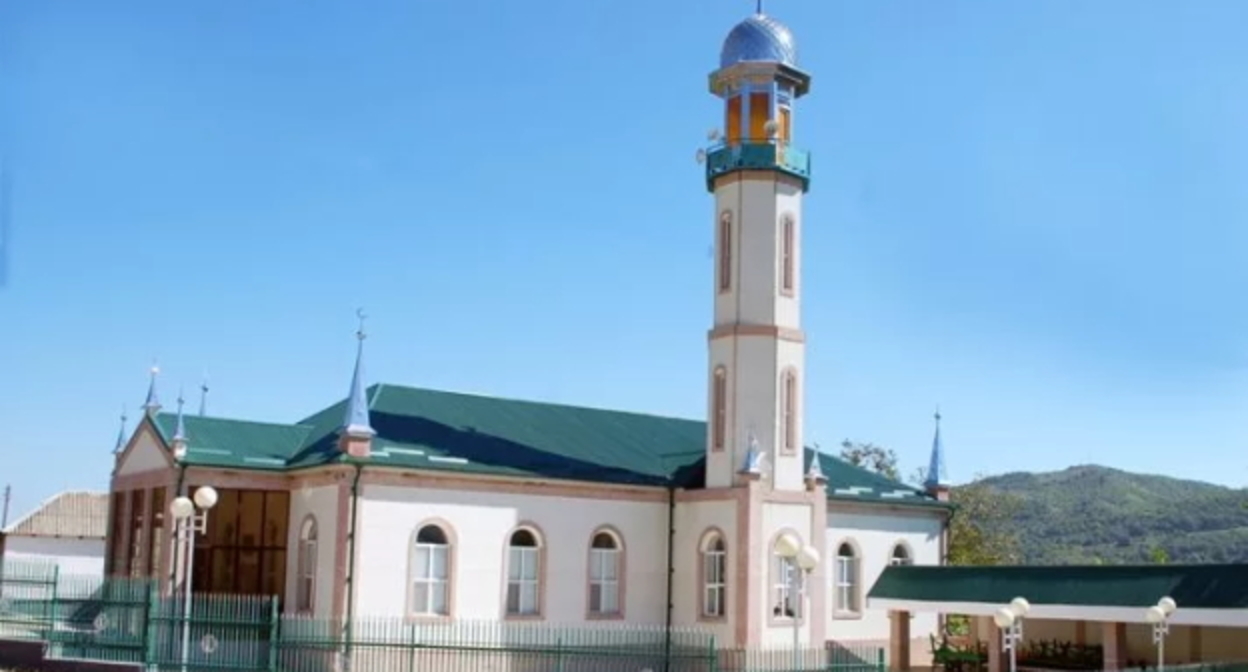 Мечеть в дагестанском селе. Фото: https://riadagestan.ru/news/g_kizilyurt/v_tsentralnoy_mecheti_goroda_kizilyurta_organizovali_mavlid_dlya_slabovidyashchikh/ Мечеть в дагестанском селе. Фото: https://riadagestan.ru/news/g_kizilyurt/v_tsentralnoy_mecheti_goroda_kizilyurta_organizovali_mavlid_dlya_slabovidyashchikh/
