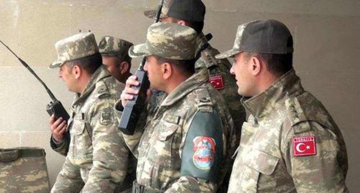 Азербайджанские и турецкие военные. Фото пресс-службы Минобороны Азербайджана https://mod.gov.az/ru/news/nachalis-sovmestnye-azerbajdzhano-tureckie-takticheskie-ucheniya-s-boevoj-strelboj-26674.html Азербайджанские и турецкие военные. Фото пресс-службы Минобороны Азербайджана https://mod.gov.az/ru/news/nachalis-sovmestnye-azerbajdzhano-tureckie-takticheskie-ucheniya-s-boevoj-strelboj-26674.html