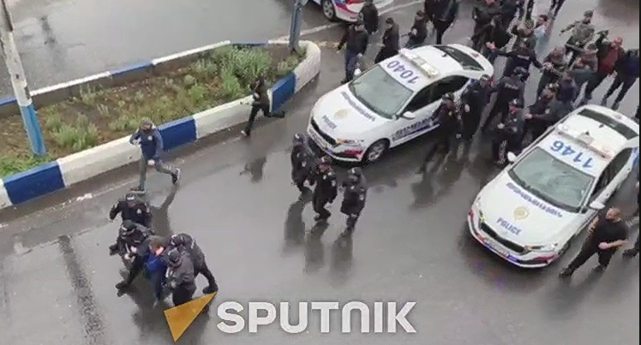 Задержание участника автопробега с требованием об отставке премьер-министра Армении Никола Пашиняна 16.05.2022. Кадр видео https://web.telegram.org/z/#-1331641097 Задержание участника автопробега с требованием об отставке премьер-министра Армении Никола Пашиняна 16.05.2022. Кадр видео https://web.telegram.org/z/#-1331641097